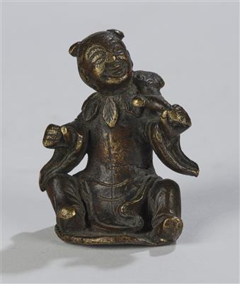 Kleine Bronzefigur eines sitzenden Knaben, China, Ming Dynastie, - Asian Art