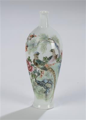 Kleine Famille rose Vase, unterglasurblaue Sechszeichen Marke Yongzheng, späte Qing Dynastie/Republik Periode, - Asijské umění