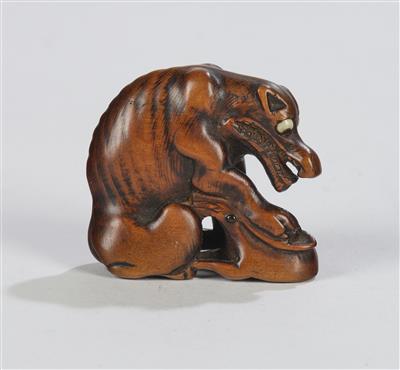 Netsuke eines Wolfes mit Hasen, signiert Tomoyoshi, Japan, 19. Jh., - Asian Art