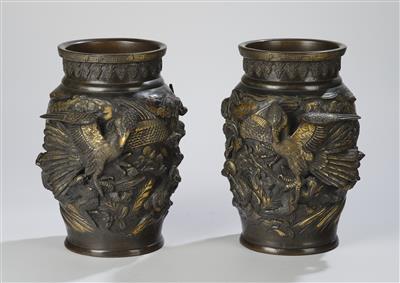 Paar Bronzevasen, Japan, Meiji Zeit (1868-1912), - Asiatische Kunst