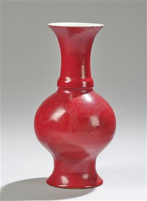 Sgraffito Vase, China, rote Vierzeichen Marke Qianlong, Republik Periode, - Asian Art