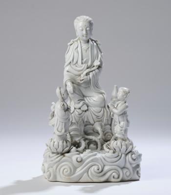 Blanc de Chine Figur des Guanyin mit zwei Kindern,China, 19./20. Jh., - Asiatische Kunst