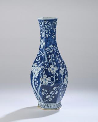 Blau-weiße Vase, China, Vierzeichen Marke Qianlong, späte Qing Dynastie, - Asiatische Kunst