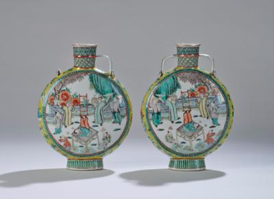 Paar Famille verte 'Moon Flask' Vasen, China, Siegelmarke Xuande, späte Qing Dynastie, - Arte Asiatica