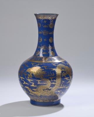 Puderblau glasierte Vase mit goldenem Drachendekor, China, Sechszeichen Marke Guangxu, aus der Zeit, - Asijské umění