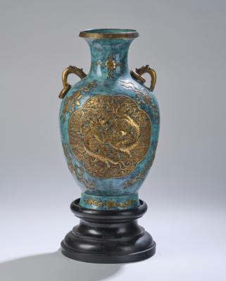 Vase mit 'Robin's Egg' Glasur und goldenem Drachendekor, Qianlong Marke, Republik Periode, - Arte Asiatica