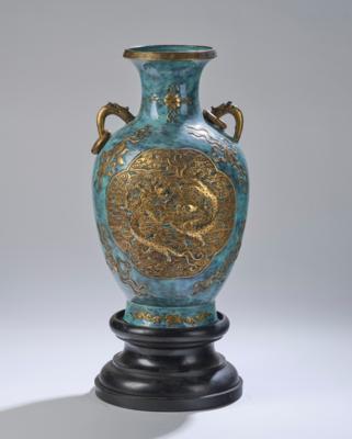 Vase mit 'Robin's Egg' Glasur und goldenem Drachendekor, Qianlong Marke, Republik Periode, - Asiatische Kunst