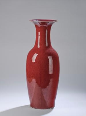 Ochsenblut glasierte Bodenvase, China, 19. Jh., - Asiatische Kunst