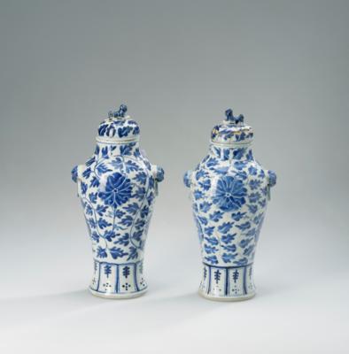 Paar blau-weiße Vasen, China, Vierzeichen-Marke Xuande, um 1900, - Arte Asiatica