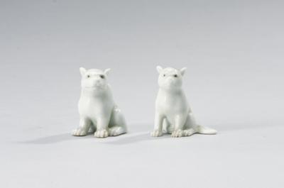 Zwei sitzende Porzellan-Hündchen, Japan, 19. Jh., - Asijské umění