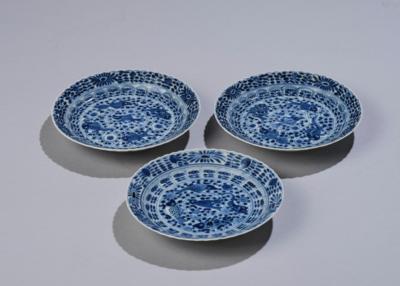 3 kleine blau-weiße Teller mit Fischdekor, China, Kangxi Periode, unterglasurblaue Symbol Marke in Doppelring, - Asiatische Kunst