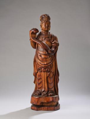 Holzfigur des Guanyin mit Ruyi Zepter, China, 19. Jh., - Asian Art