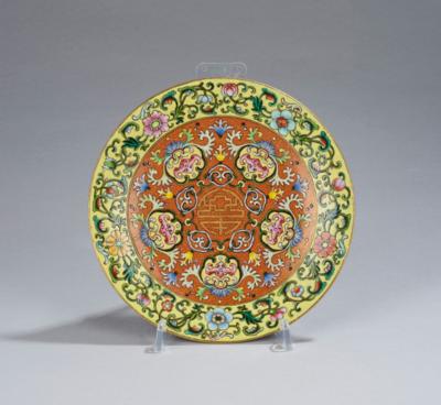 Kleiner Famille rose Teller, China, Vierzeichen Marke Qing yi tang zhi, wohl um 1900, - Arte Asiatica