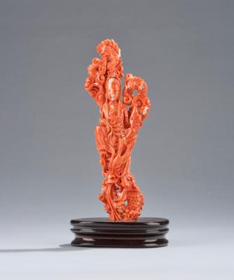 Korallenfigur des Guanyin mit Vase auf Drachen, China, 20. Jh., - Asiatische Kunst