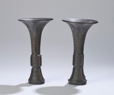 Paar Bronze Vasen, gu Form, China, 18./19., - Asiatische Kunst
