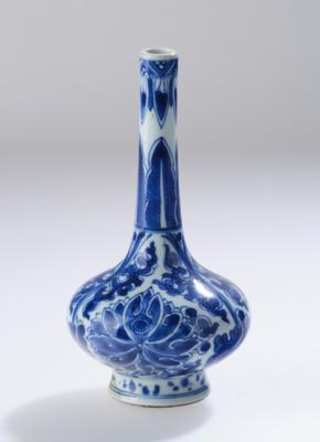 Blau-weiße Rosenwasserflasche, China, Kangxi Periode (1662-1722), - Asiatische Kunst