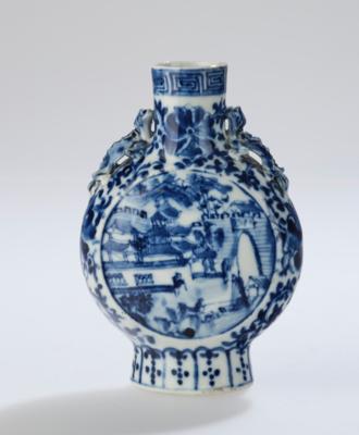 Kleine blau-weiße Mondflasche, China, späte Qing Dynastie, - Asian Art