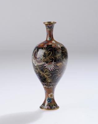 Kleine Cloisonné Vase, Japan, 1. Drittel 20. Jh., - Asiatische Kunst