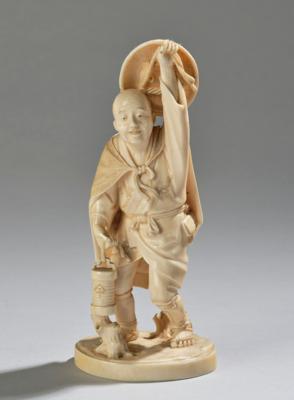 Okimono eines Mannes mit Hut, Umhang und Laterne, Japan, Meiji-Zeit (1868-1912), - Asijské umění