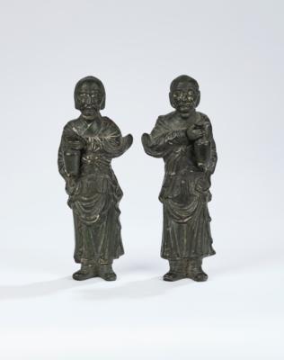 Paar Räucherstäbchenhalter in Form von stehenden Männern mit Vasen, China, 20. Jh., - Asijské umění