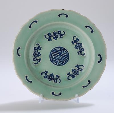 Seladon glasierter Teller mit Fledermäusen, China, 19. Jh., - Asiatische Kunst