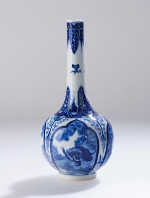 Blau-weiße Flaschenvase, China, unterglasurblaue Sechszeichen Marke Kangxi, aus der Periode, - Asiatische Kunst