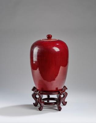 Ochsenblut glasierte Deckelvase, China, 19./20. Jh., - Asiatische Kunst