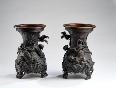 Paar Bronzevasen mit Drachen und Tiger, Japan, Meiji Periode, - Asian Art