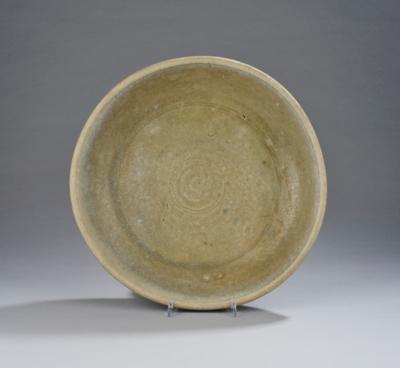 Seladon glasierter Teller, China, Ming Dynastie, - Asiatische Kunst