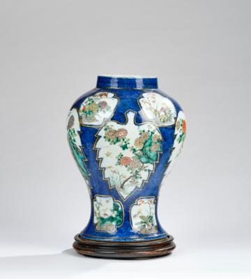 Famille vert und puderblau glasierte Vase, China, 19. Jh., - Asiatische Kunst