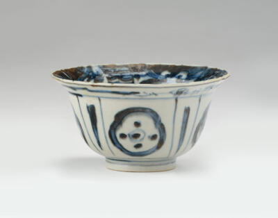 Kleine blau-weiße tiefe Schale, China, 17. Jh., - Arte Asiatica
