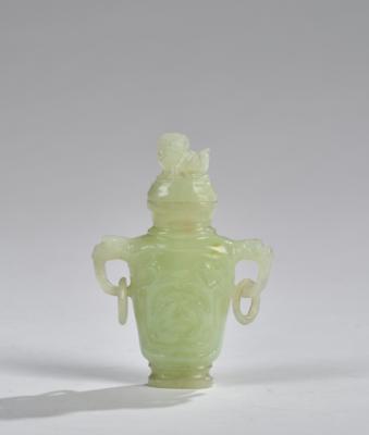 Kleine Jade-Deckelvase, China, 20. Jh., - Arte Asiatica