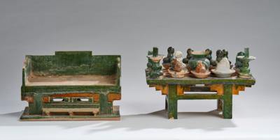 Modell eines Sancai glasierten Altar-Tisches und Modell eines Altar-Tisches mit Opfergaben, China, Ming Dynastie, - Arte Asiatica
