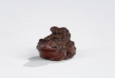 Netsuke einer Kröte mit Jungem, Japan, frühes 19. Jh., signiert , - Asiatische Kunst