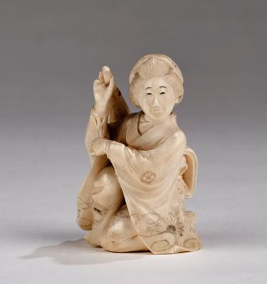 Okimono einer hockenden Dame mit Fächer, Japan, Anf. 20. Jh., - Asiatische Kunst