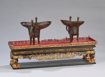 Paar Weinbecher (jue) im archaischen Stil, China, datiert 1738, - Arte Asiatica