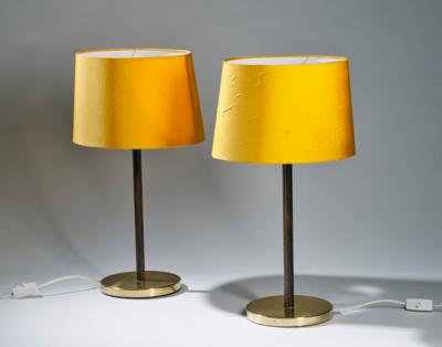 Zwei Tischlampen mit Lederschaft und gelben Lampenschirmen, Mitte 20. Jahrhundert, - Design