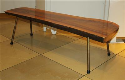 Baumtisch im Stile von Carl Auböck. Vierbeinige Konstruktion in Gummischuhen, - Design im Sommer