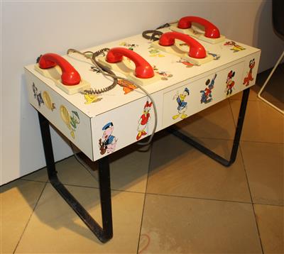 Telefonanlage / Tisch mit Telefonen für Kinder, - Design im Sommer