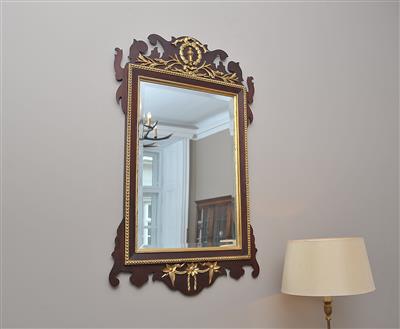 Wandspiegel in antikisierender Stilform, - Classic English Interiors