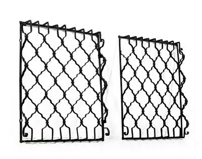 Posten von vier variierenden Fenstergittern - Möbel und Teppiche