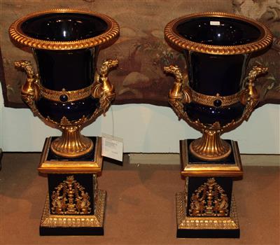 Paar Vasen auf Sockeln mit "bronze doré" Montierungen, - Möbel und Teppiche