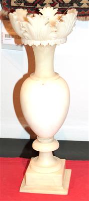 Alabaster-Vase, - Möbel, Teppiche und dekorative Kunst