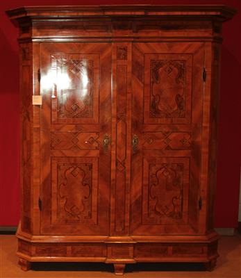 Hallenschrank im Barockstil, - Nábytek, koberce