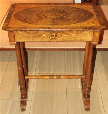 Biedermeier-Beistell- bzw. Arbeitstischchen um 1840, - Nábytek, koberce