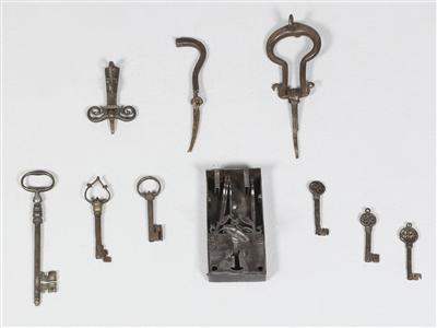 Konvolut von Schlüsseln, Türklopfern und einem Eisenschloss, - Nábytek, koberce
