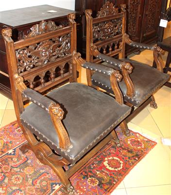 Paar leicht variierender Historismus- Armlehnsessel, - Furniture, carpets