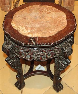 Niedriger Beistelltisch in asiatischer Art, - Furniture, carpets