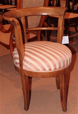 Kl. Biedermeier Sessel in halbrunder Form, - Möbel und dekorative Kunst