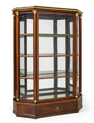 Neoklassizistische Vitrine, - Möbel und Teppiche